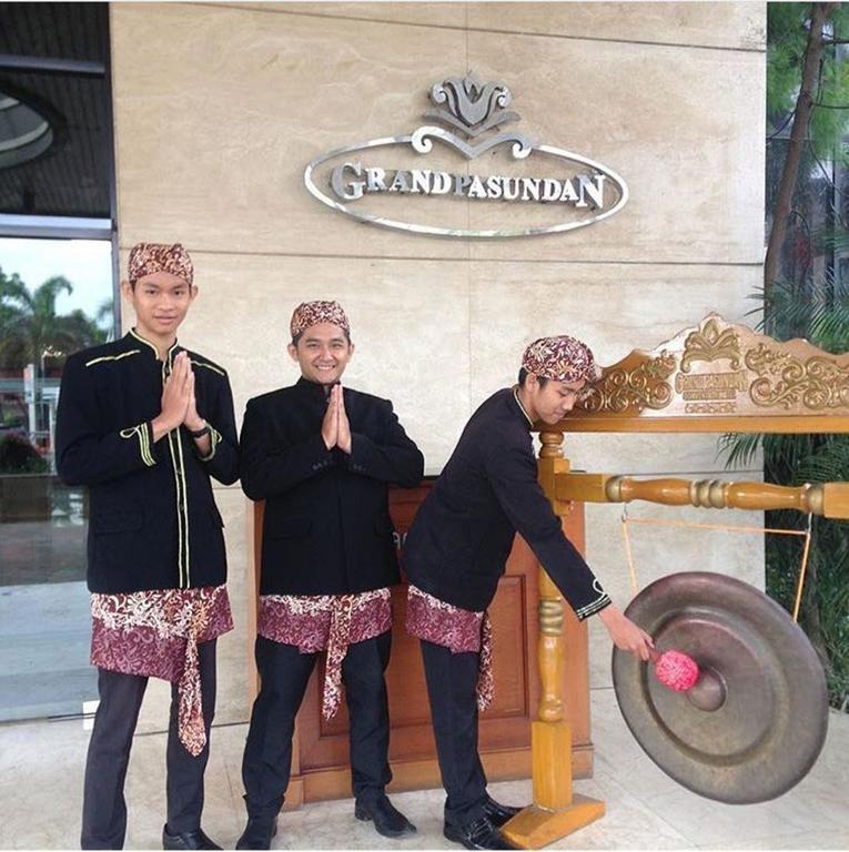 Grand Pasundan Convention Hotel Bandung Exterior photo
